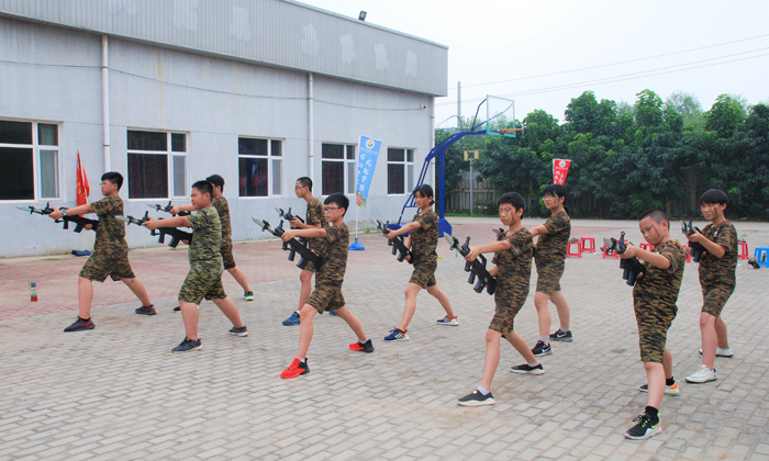 上海軍事夏令營(yíng)的收費(fèi)貴不貴？