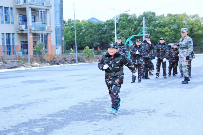 孩子參加夏令營軍訓