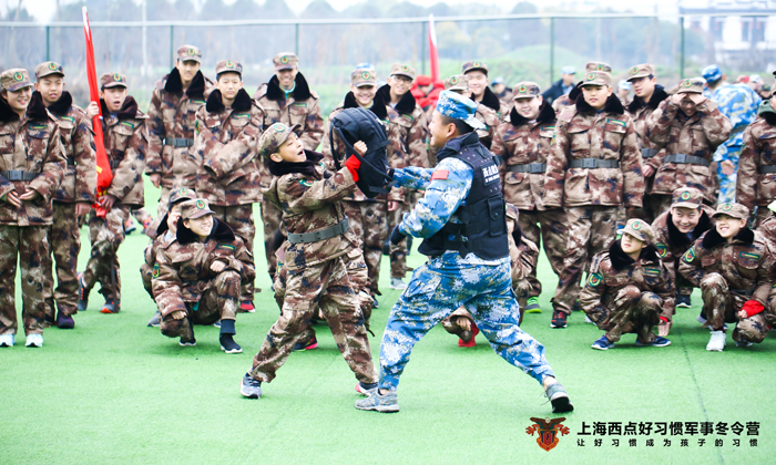 孩子參加夏令營軍訓