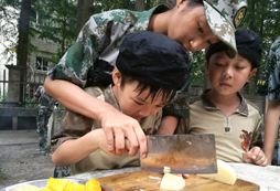 參加上海吃苦夏令營給孩子一個環(huán)境自己去體驗
