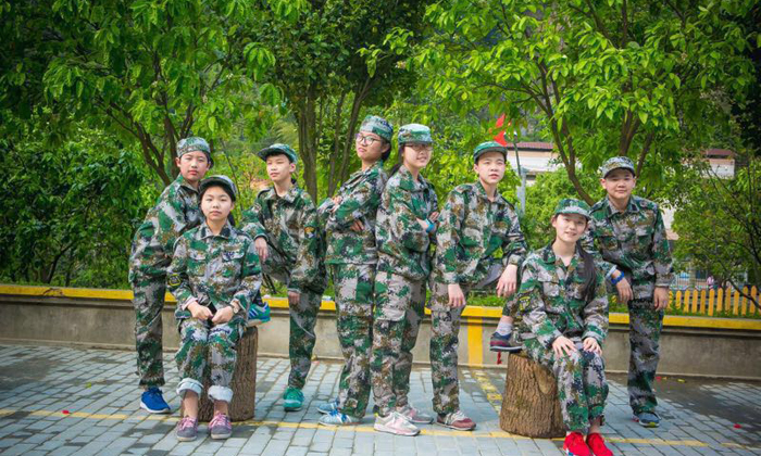 暑假和商丘青少年軍事夏令營(yíng)一起探索軍事秘密