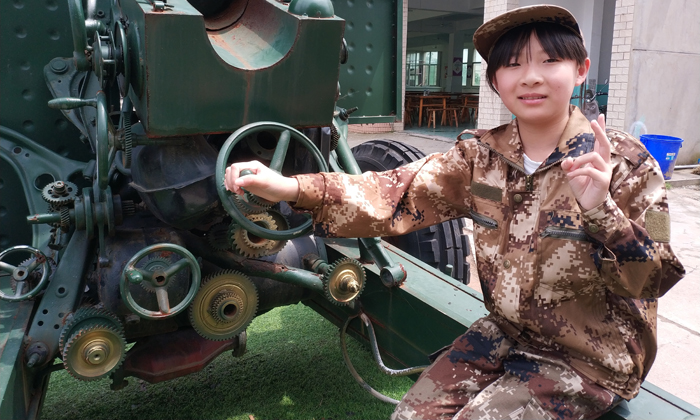 上饒小學生夏令營感受軍人鐵血精神