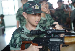 上饒軍旅夏令營讓孩子學(xué)會如何面對挫折
