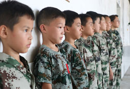 參加山西兒童軍事夏令營養(yǎng)出孩子鋼鐵般的意志