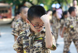 參加晉城青少年軍事夏令營(yíng)讓孩子不斷挑戰(zhàn)自己