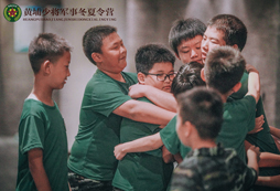 男孩們相擁