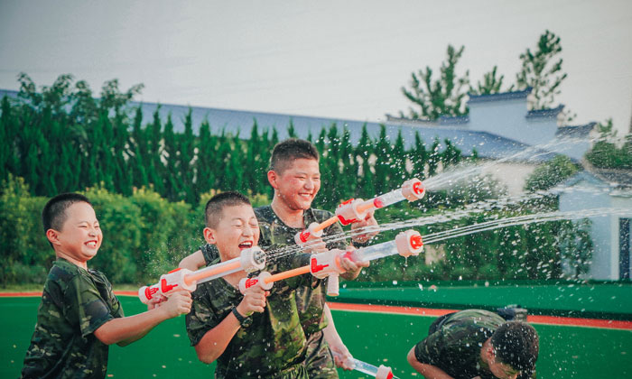 開心地玩水槍