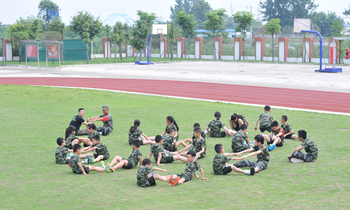 參加荒野生存大挑戰(zhàn)夏令營體驗野外活動的樂趣