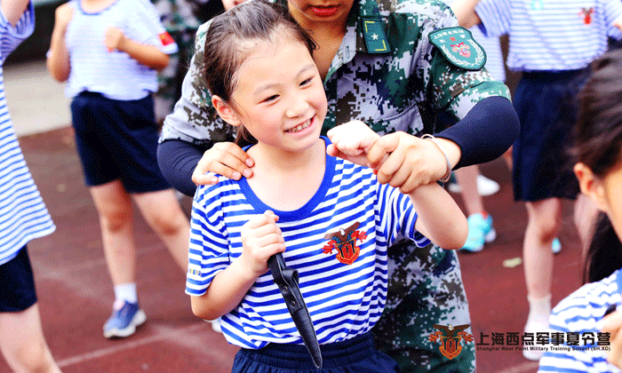 上海西點(diǎn)軍事夏令營的熱門女兵課程.gif