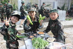 內(nèi)向的孩子參加生存夏令營(yíng)他會(huì)不會(huì)只是一個(gè)旁觀者？