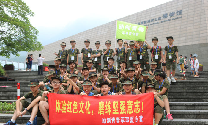 深圳青少年軍事夏令營(yíng)