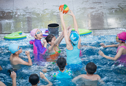 參加深圳小學生夏令營走進軍營