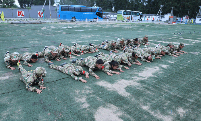 深圳軍事夏令營(yíng).gif