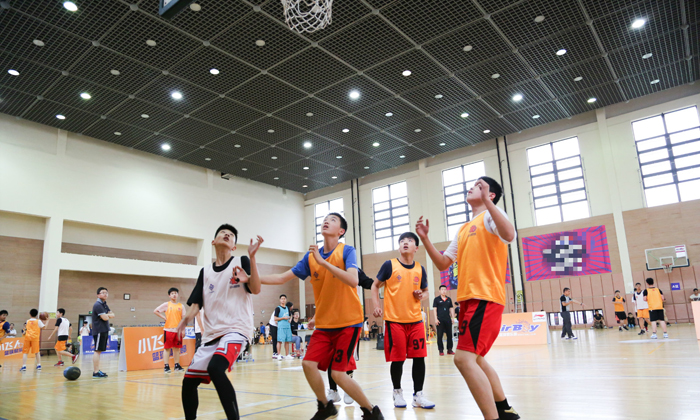 參加深圳NBA籃球夏令營(yíng)模擬NBA球星生涯.jpg