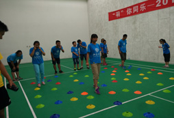 參加體育營運動有助于青少年身心健康