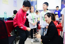 參加深圳領(lǐng)導(dǎo)力夏令營(yíng)讓孩子學(xué)會(huì)團(tuán)隊(duì)合作