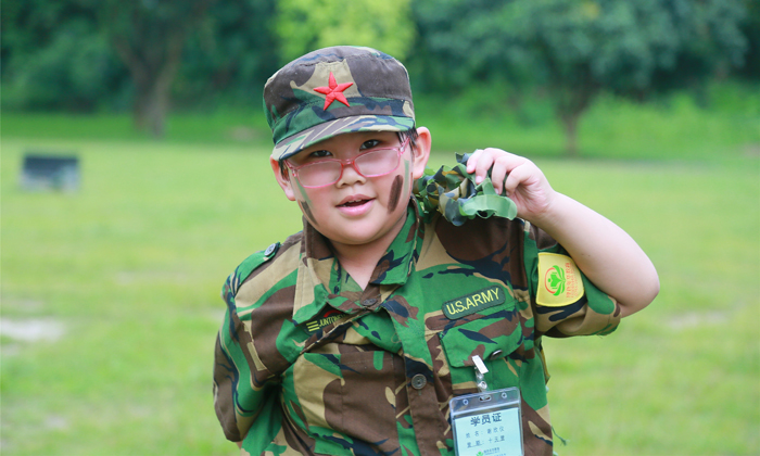 深圳夏令營帶孩子體驗軍事