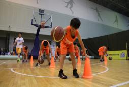 10到12歲的孩子參加深圳籃球訓(xùn)練營(yíng)會(huì)有哪些提升