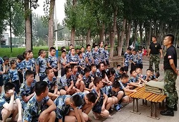 暑假軍事夏令營教官們是如何教孩子整理內(nèi)務(wù)的