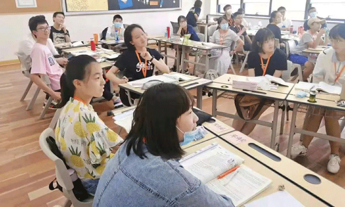 學員認真聽課中