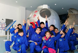 參加四川青少年夏令營(yíng)激發(fā)孩子的航天軍事夢(mèng)想