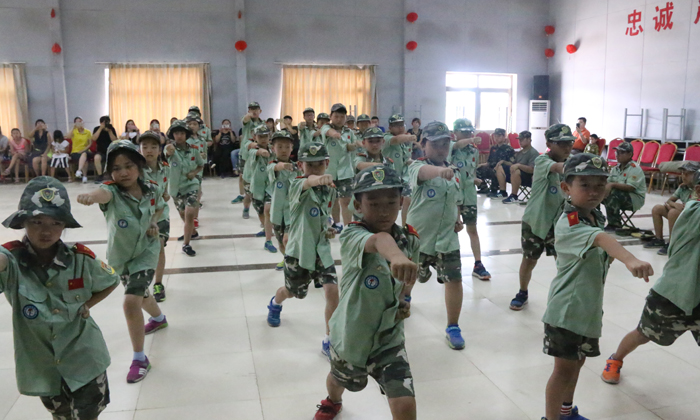 少年軍旅夏令營(yíng)的軍體拳訓(xùn)練