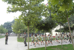 少年軍旅夏令營跑步訓(xùn)練