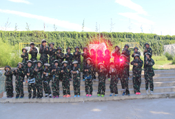 參加少年軍旅夏令營學(xué)習(xí)軍人優(yōu)良品質(zhì)
