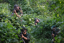 參加青少年軍事夏令營(yíng)練就孩子堅(jiān)忍的意志