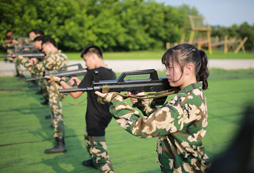 參加貴州興義軍事夏令營體驗軍人紀(jì)律嚴(yán)明!