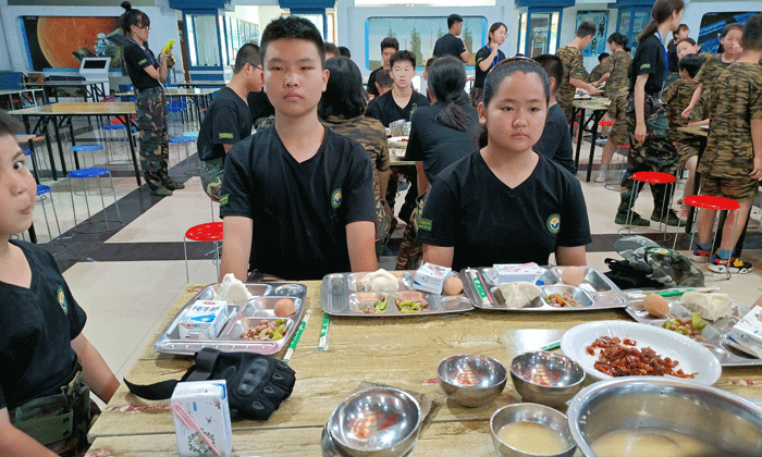 飯桌紀律嚴格