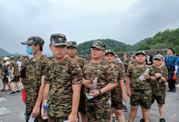 集體出游