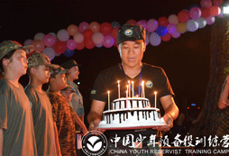 教官給學(xué)員過生日