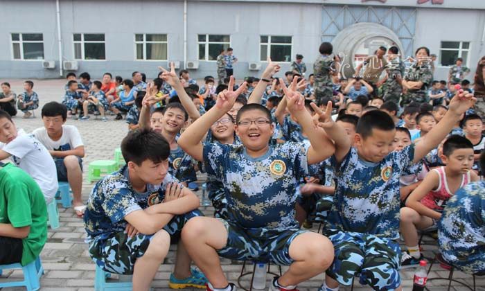 在軍事夏令營(yíng)的軍旅生活