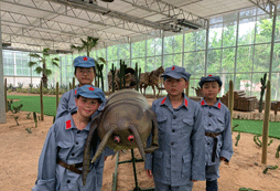 與大蟲(chóng)子合影