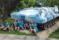 與裝甲車合影