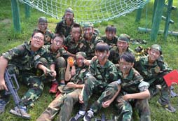 軍事夏令營模擬射擊訓練