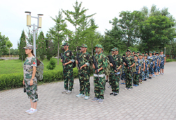青少年軍事夏令營(yíng)的教官教導(dǎo)孩子該怎樣保護(hù)自己