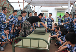 北京中國(guó)青少年軍事夏令營(yíng)的吃住是如何安排的？