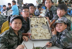  青少年軍事夏令營(yíng)以提升素質(zhì)教育為宗旨