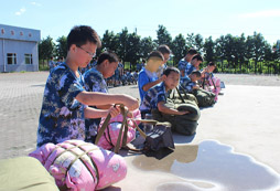 在青少年軍事夏令營(yíng)活動(dòng)中讓孩子學(xué)會(huì)感恩