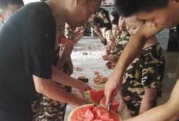 天熱會為每個(gè)孩子準(zhǔn)備水果