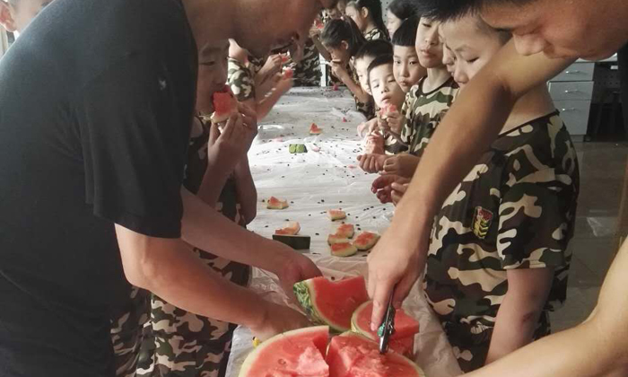 天熱會為每個孩子準(zhǔn)備水果