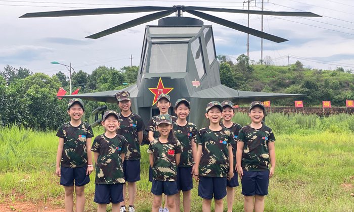 美女小兵和飛機(jī)的合影
