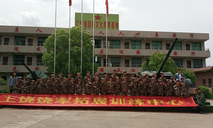 夏令營學員都在夏令營中進行合影