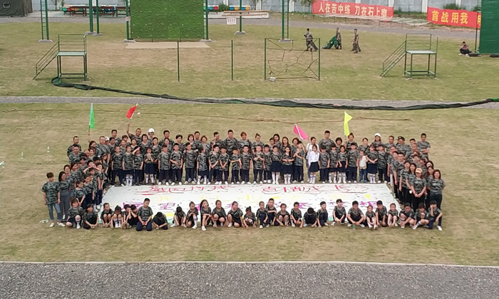 夏令營一期的學(xué)員正在合影留戀