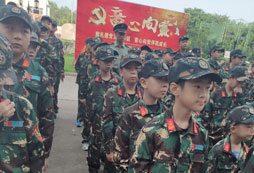 上饒八一軍事夏令營(yíng)讓孩子從內(nèi)而外得到改變