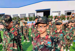 上饒八一軍事夏令營(yíng)讓孩子們得到很好鍛煉！