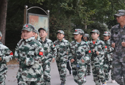 蘇州青少年軍事夏令營讓孩子從吃苦中磨練意志