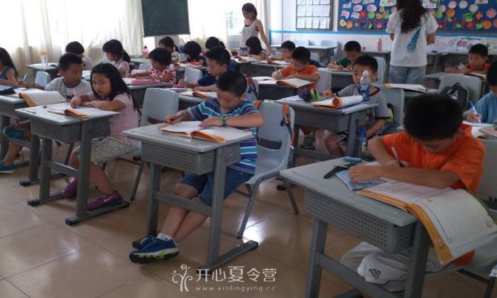可愛的寶貝們吃飯學(xué)習(xí)生活體驗